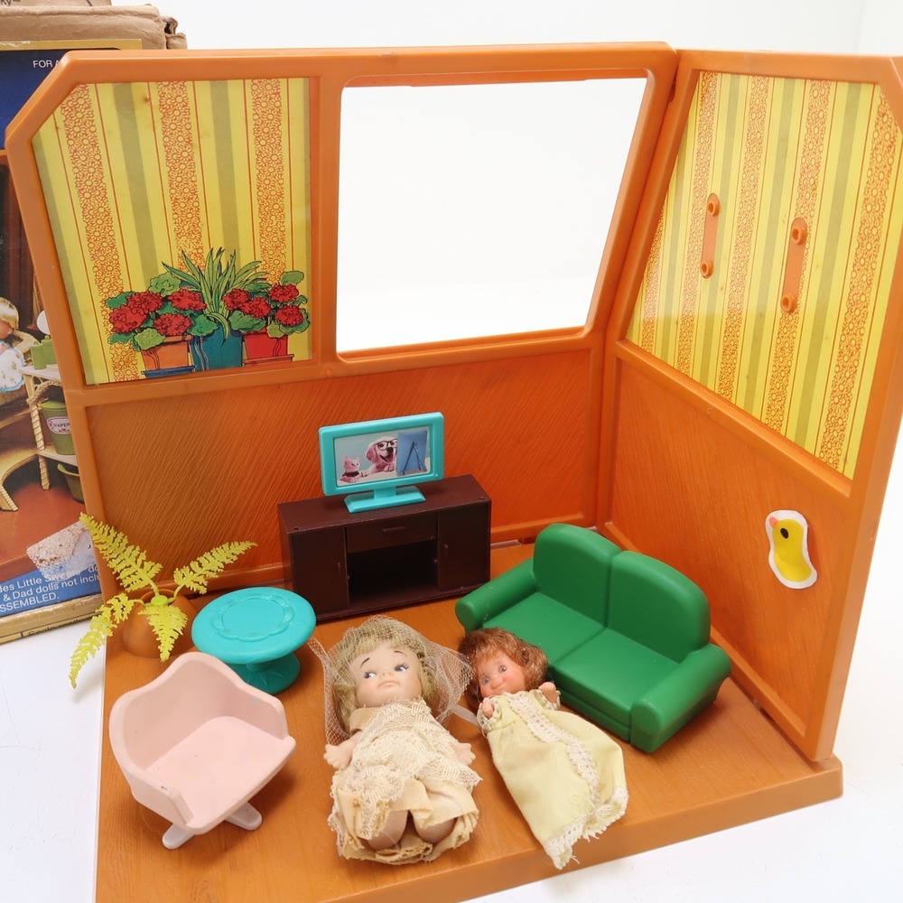 Vintage PEE WEE Dolls Uneeda 1965 Peewees 4" & Mattle Sunshine Family House Room - Picture 2 of 16